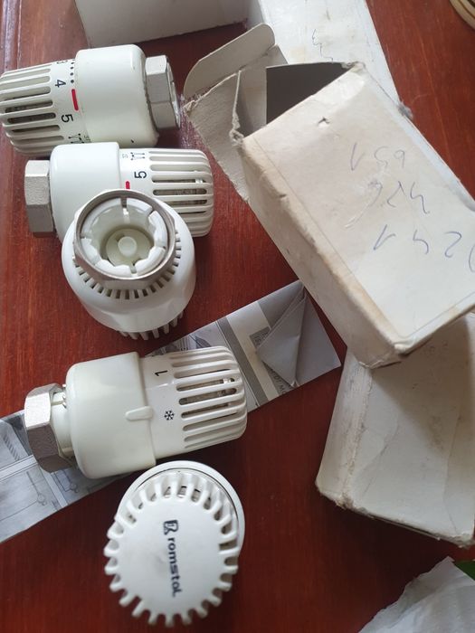 Vând Vând cinci repartitoare romstal noi 100 lei și patru apometre