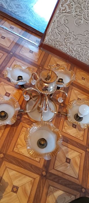 Срочно продам люстры