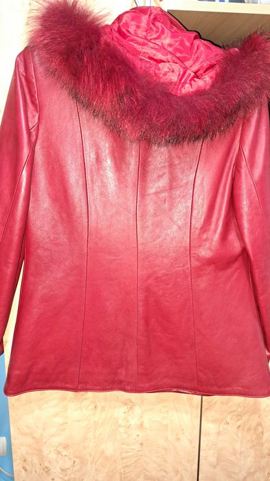 Haina/jacheta geaca de piele rosie cu gluga si blanita