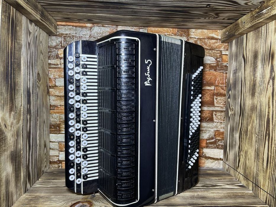 Баян рубин 5 в хорошем состояние