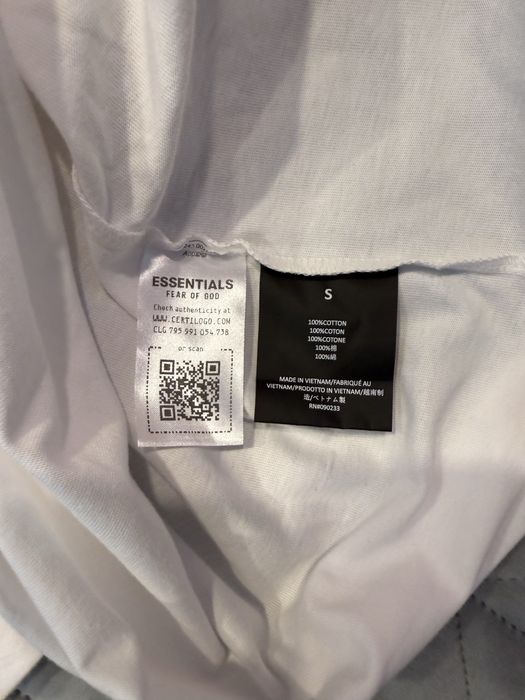 Продавам тениска Essentials