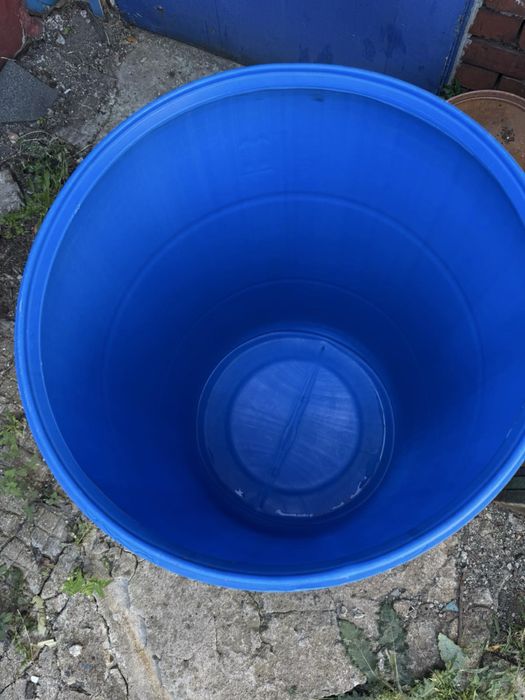 Пластмасови бидони с капаци и гривни