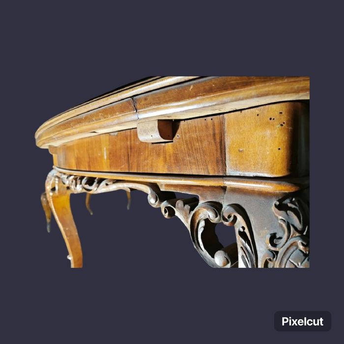 Голяма дървена маса с дърворезба и уникален фурнир