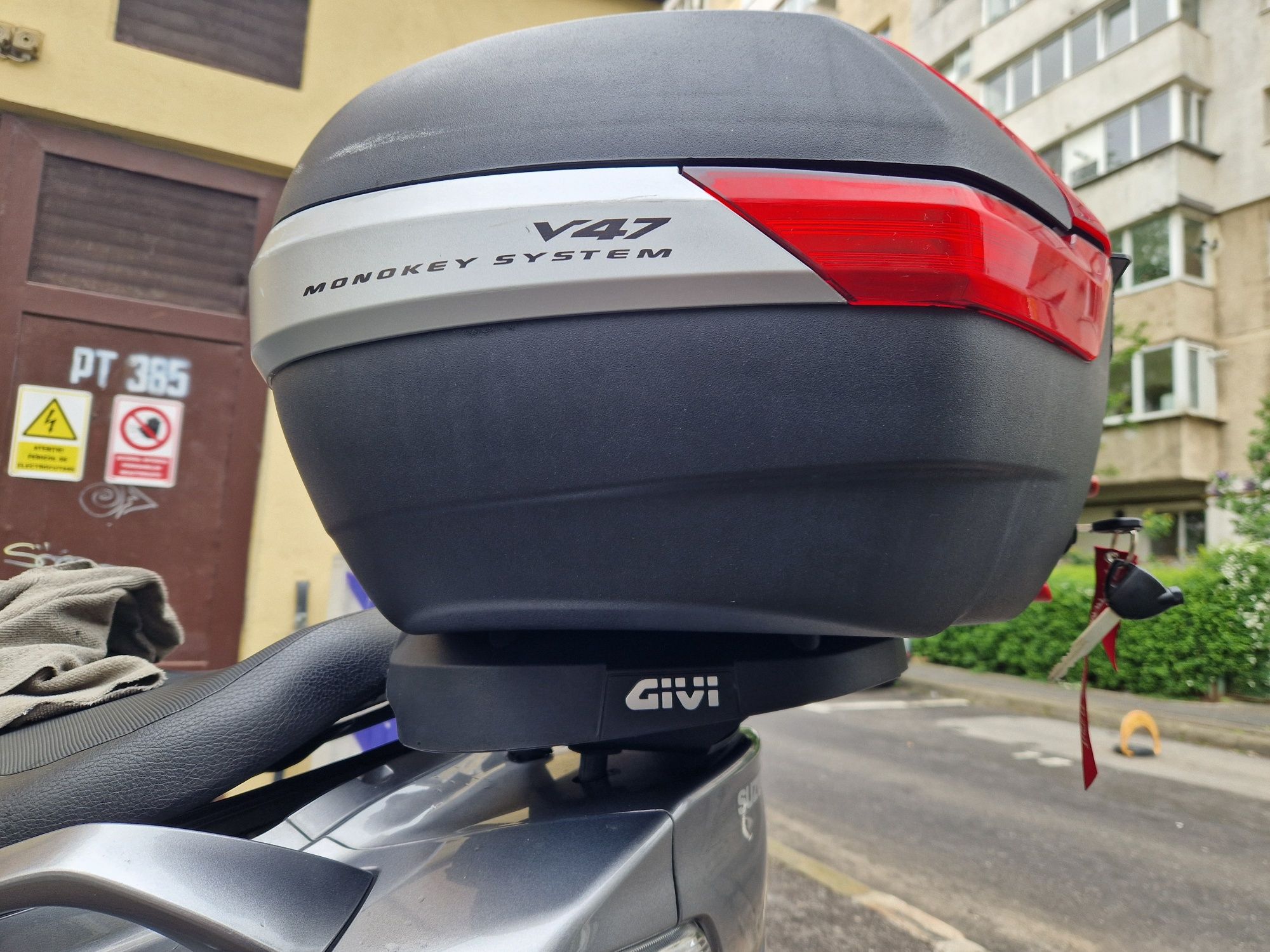 Top case  Givi v47