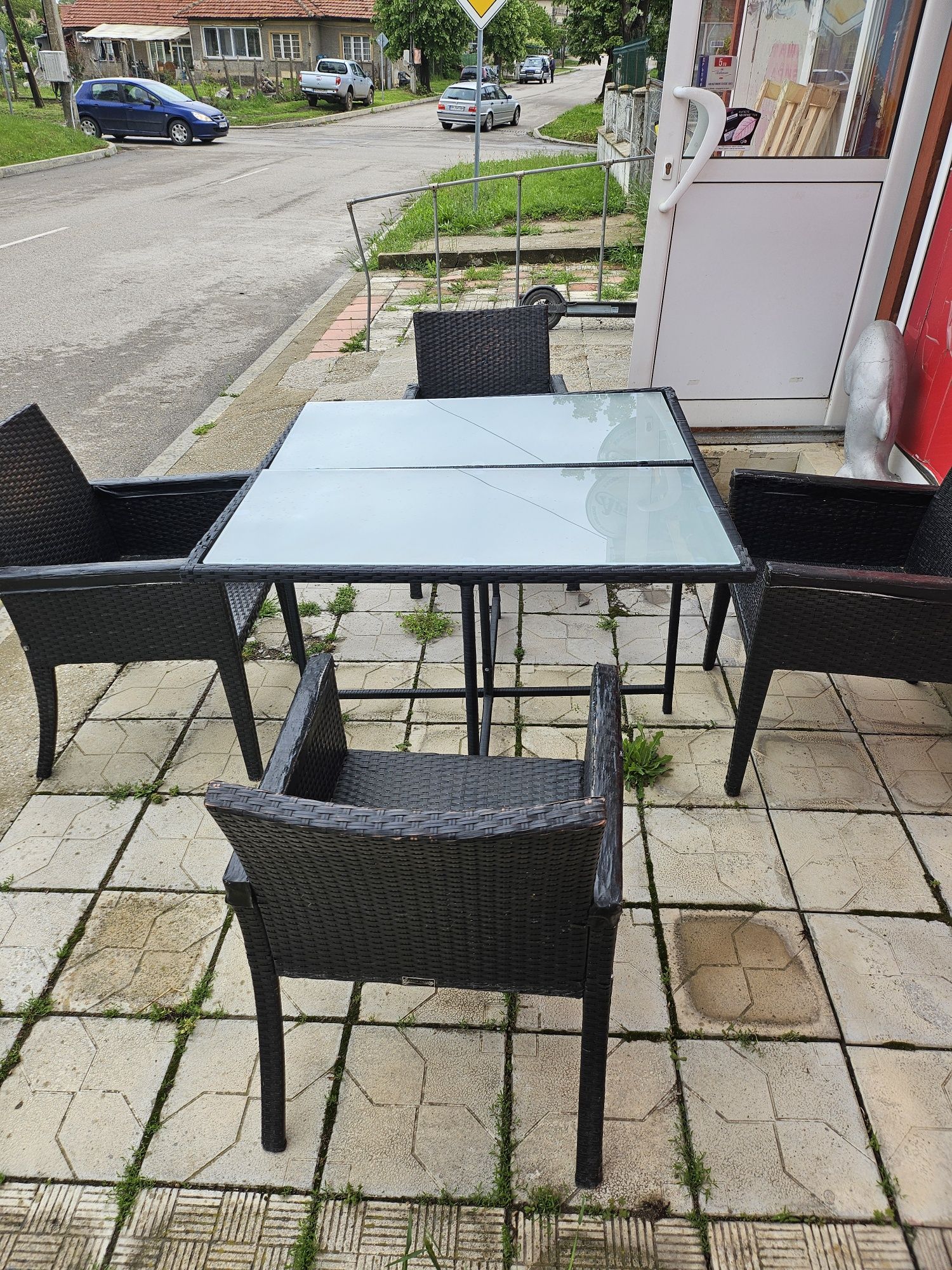 Градинска маса с четири стола от изкуствен ратан