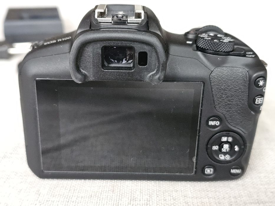 Продавам Canon EOS R100 + RF-S 18-45