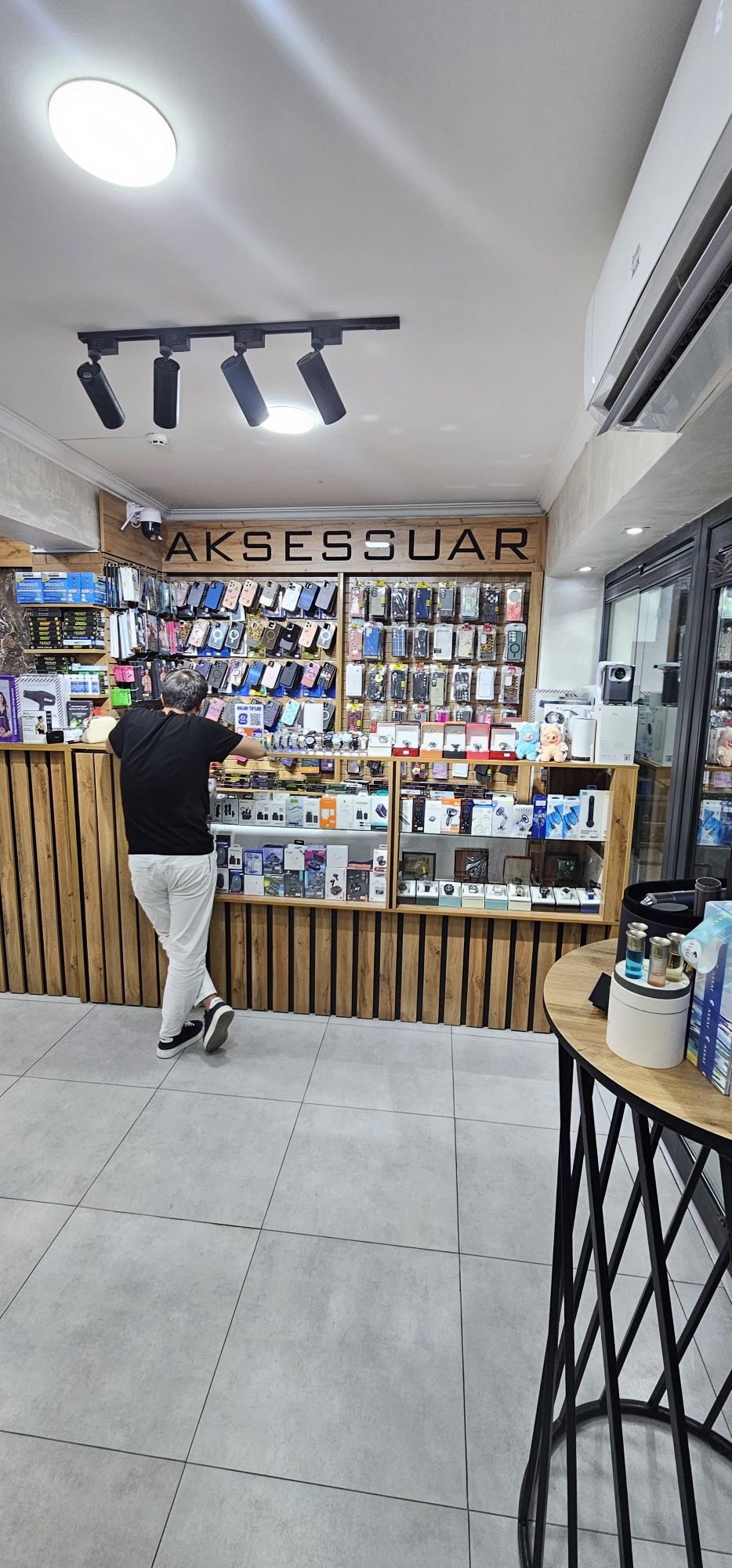 Tayyor biznes sotilad yurib turgan Aksesuar magazin ichidegi tovar b/n