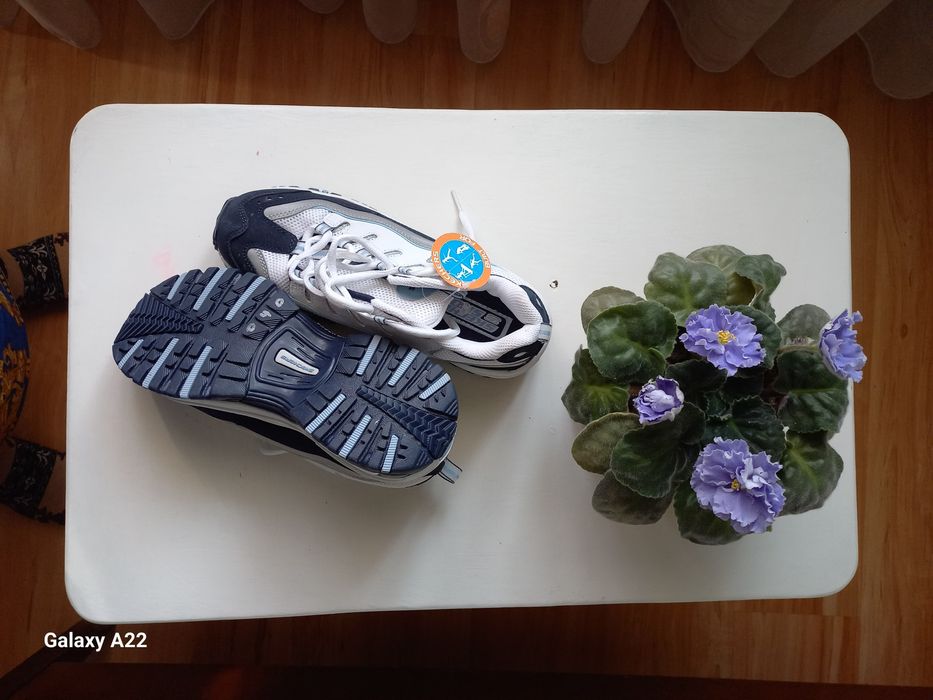 Продаются кроссовки Skechers