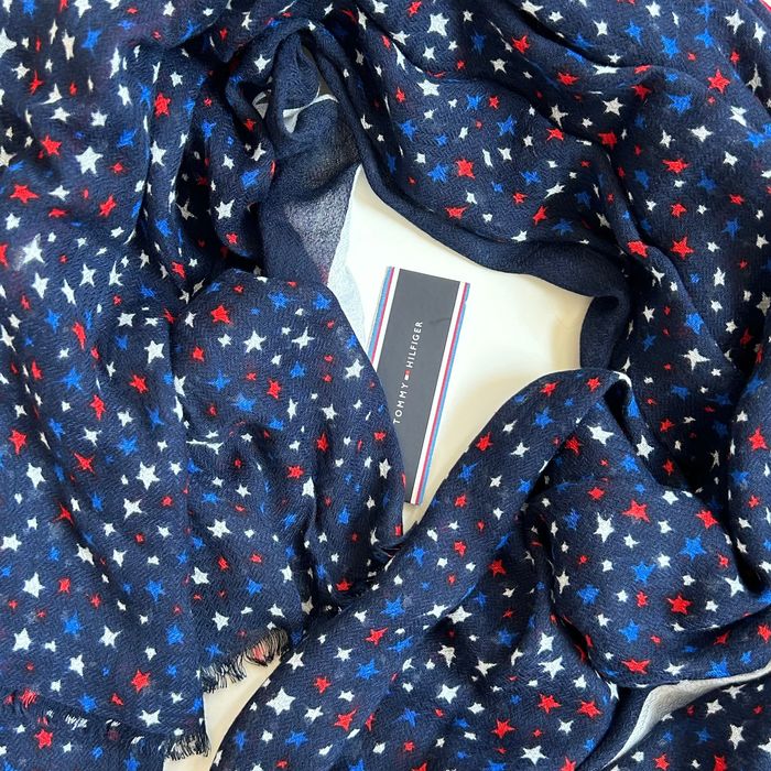 Tommy Hilfiger нов интересен шал в тъмно синьо