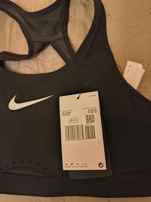 Ново дамско спортно бюстие Nike, размер S