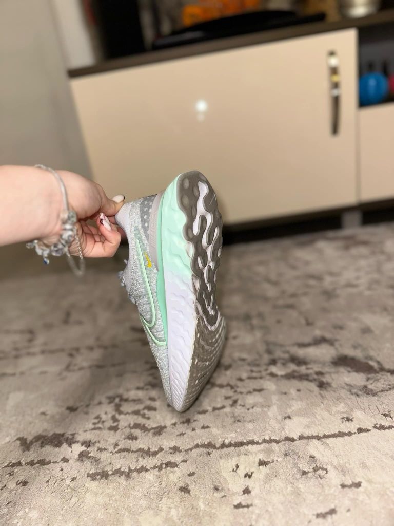 Маратонки  Nike 38 номер