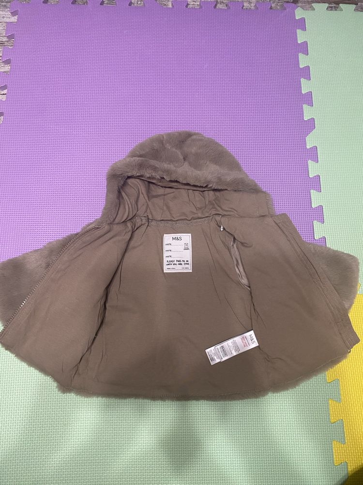 Haina cu gluga din blana artificiala (bebe 3-6 luni, 63 cm)
