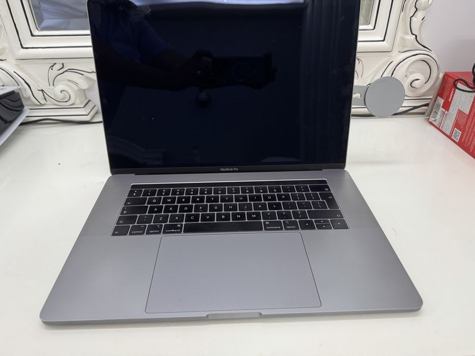 MacBook Pro 15” (2019),i7,16gb ram, Touchbar, 2 placi video,
