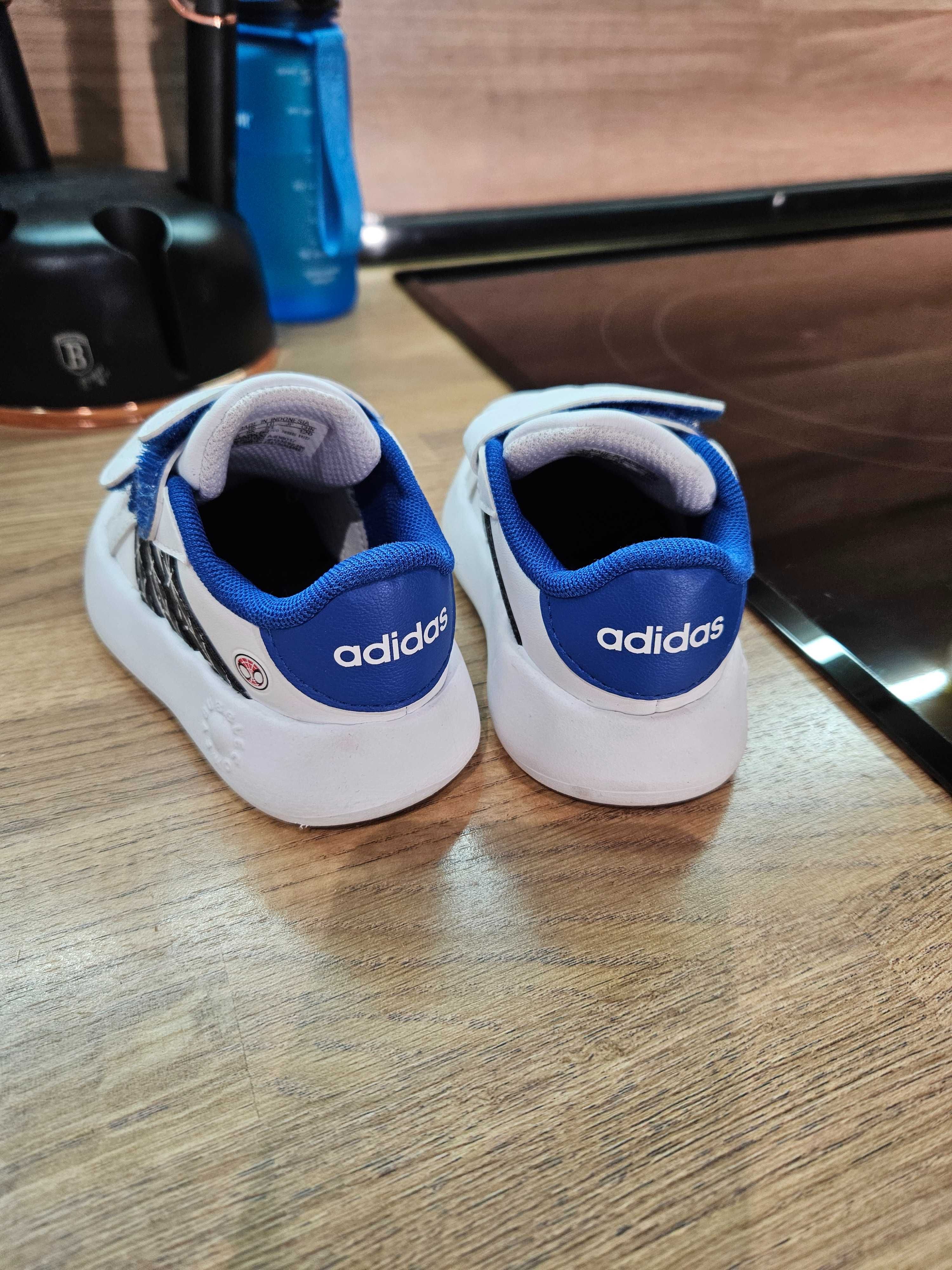 Обувки adidas за момче