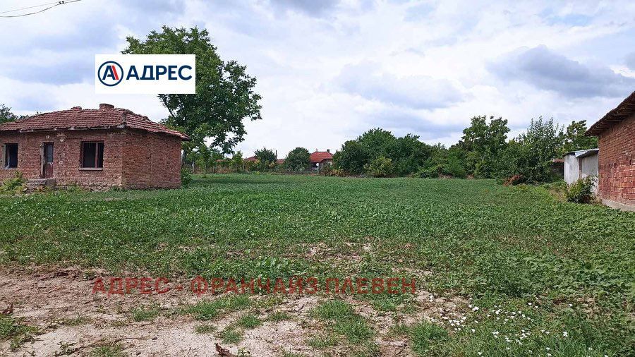Парцел в Плевен, област-с.Обнова площ 2000 цена 7500