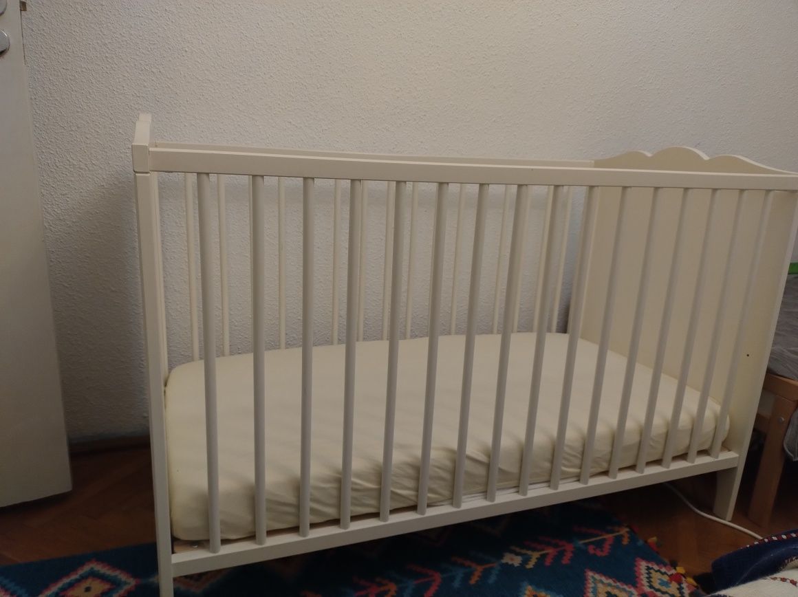 Pătuț alb din lemn Ikea + saltea pentru bebeluși/copii