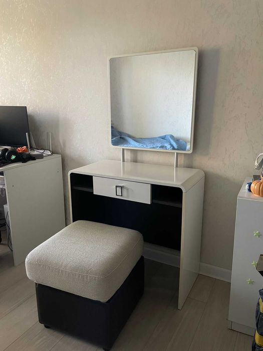 Стильное трюмо в хорошем состоянии