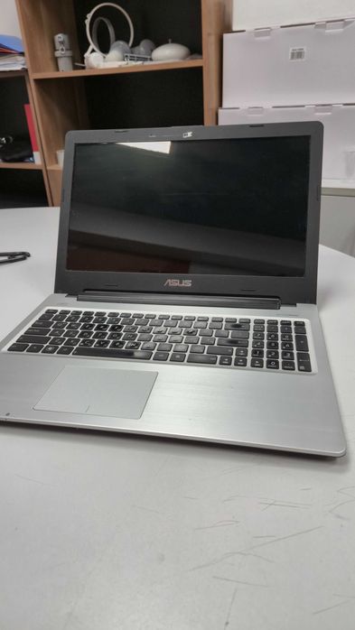 Лаптоп марка Asus с операционна система Windows 10