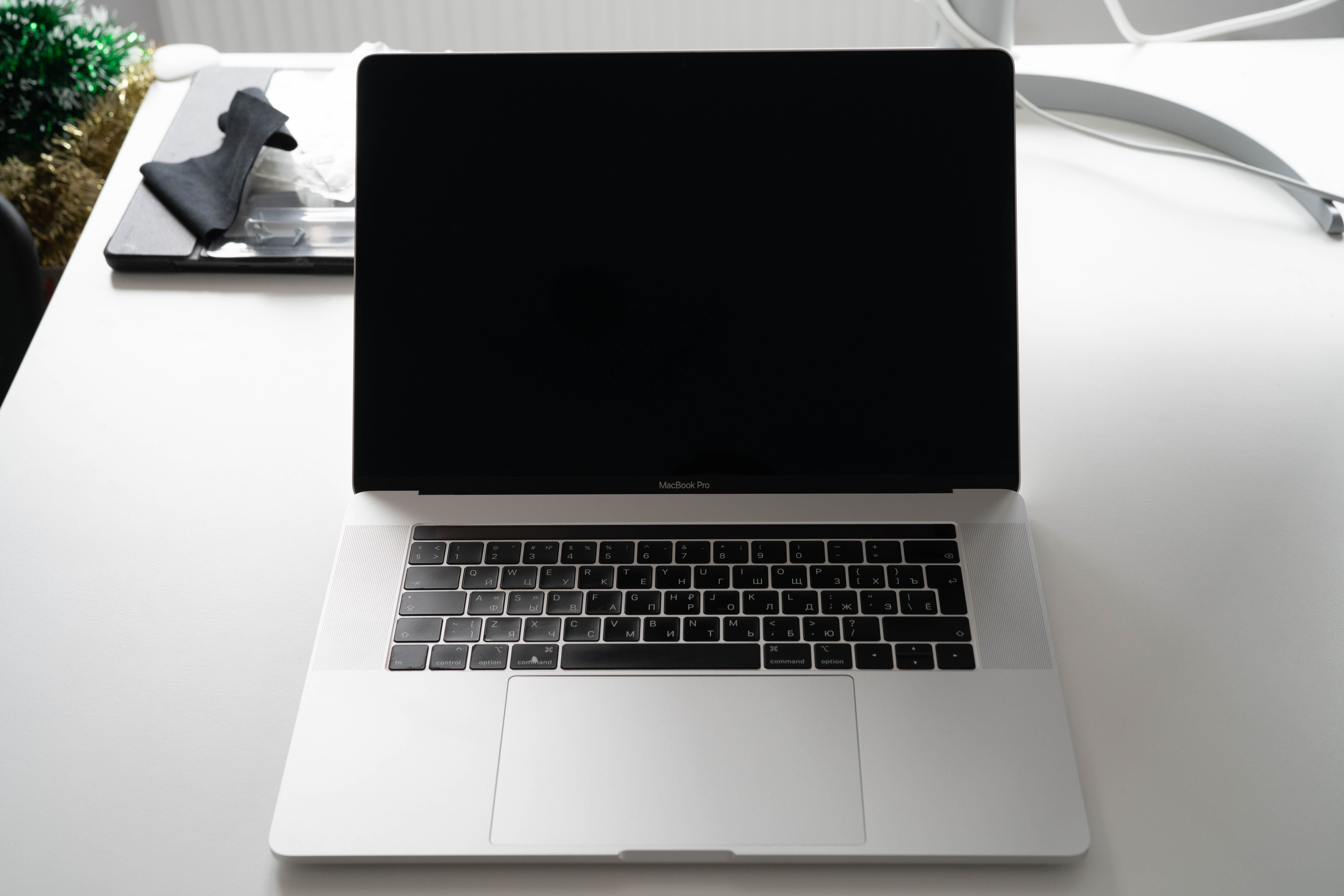 Apple Macbook pro 15,4 i9 32gb 1TB 2018 model A1990 RUS keyboard