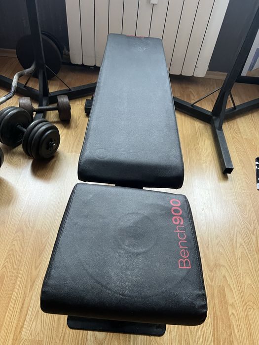 Фитнес лежанка Bench900 с 35 кг дискове на нея , стойки за клек-лост