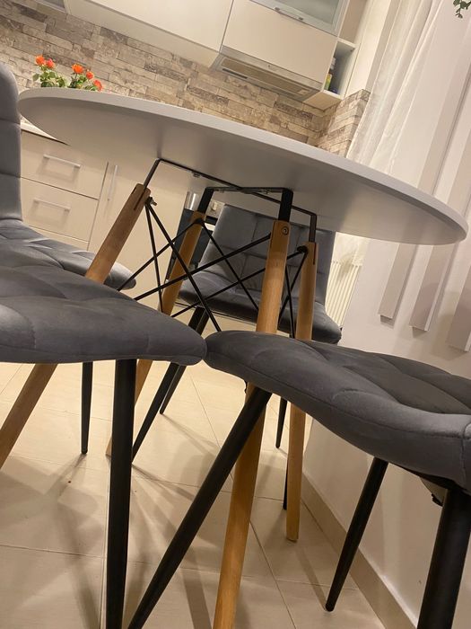 Vând masă rotundă stil scandinav, diametru 80cm