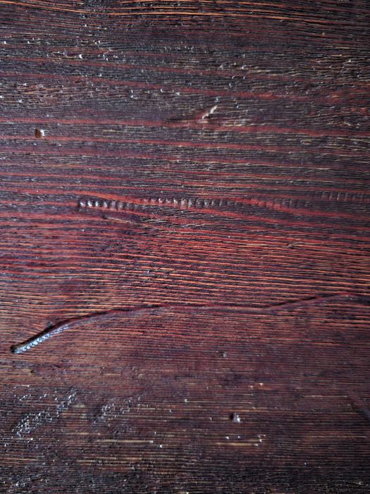 Маса от бял бор цвят череша.