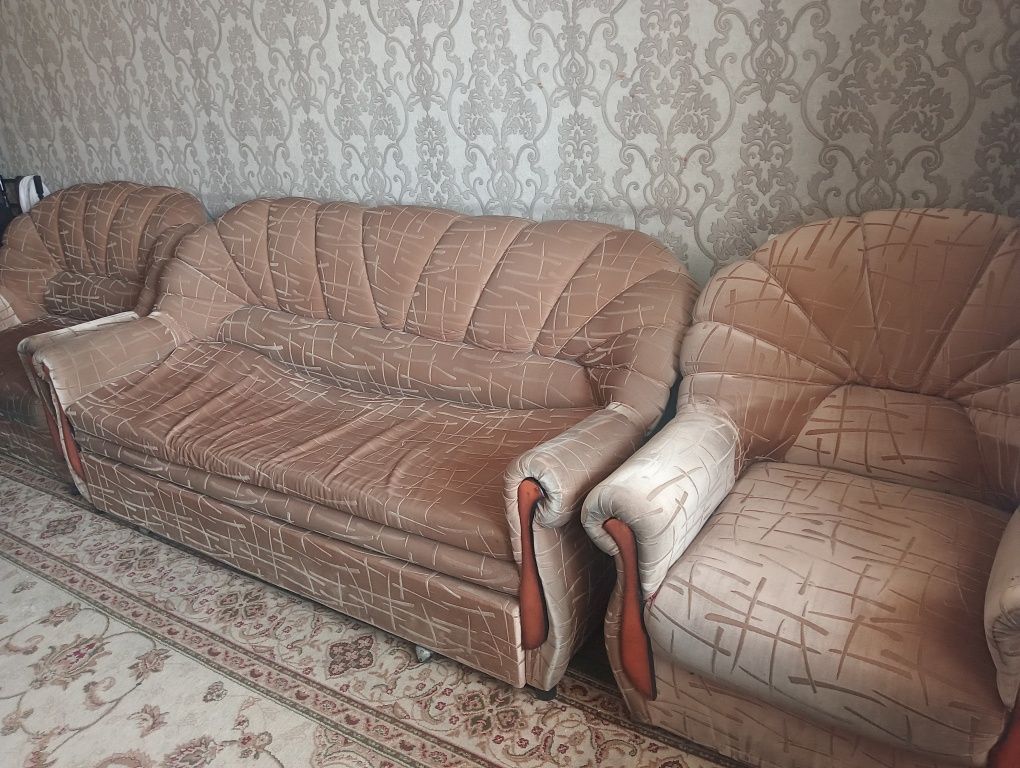Срочно продаю диван тройка