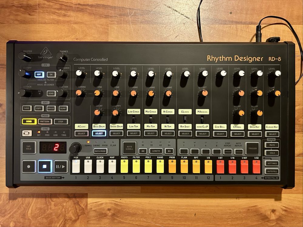 Sintetizator Arturia Mikrofreak, drum machine Behringer RD-8