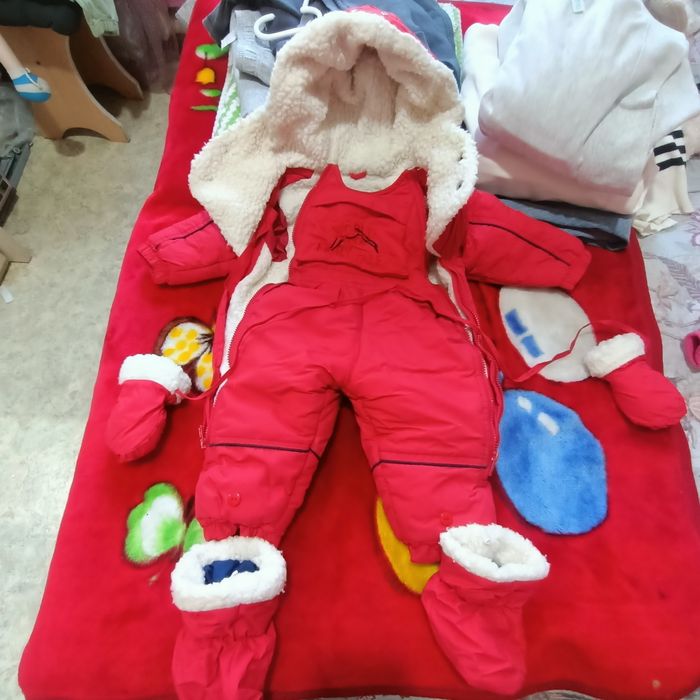 Продам комбез на малыша до года зимний
