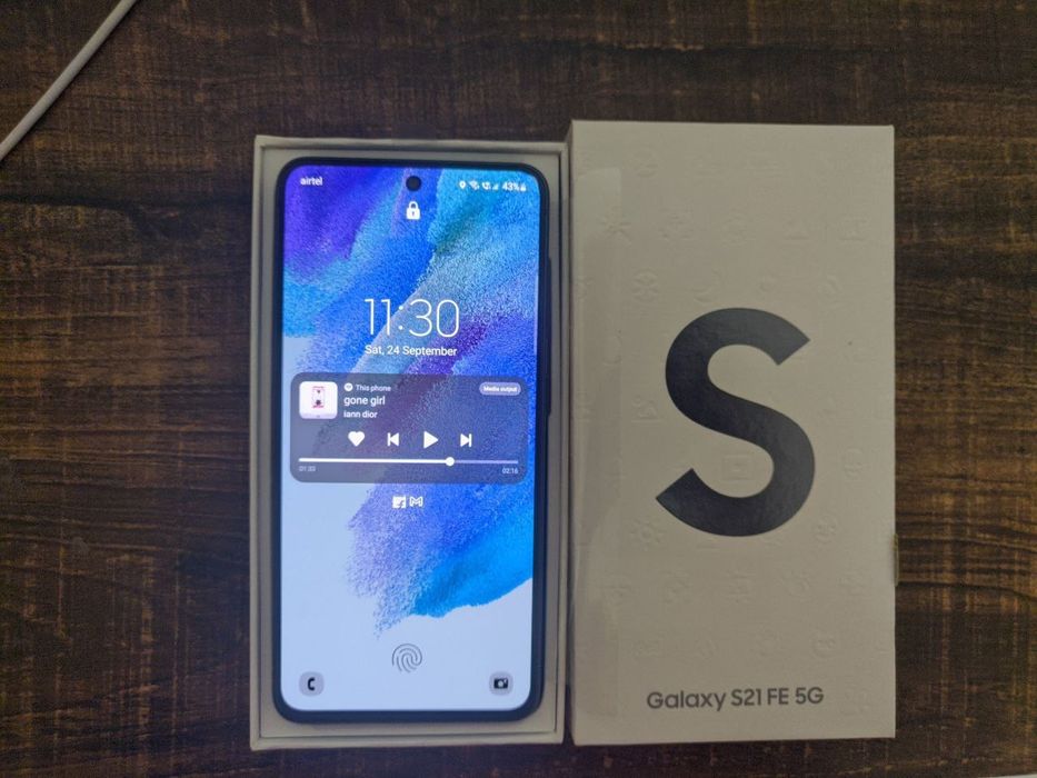 Samsung s21 FE 5G duall sim rangi oq afitsalne