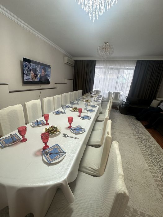 Продам комплект: стол и 12 стульев. Чехлы на стулья — в подарок.