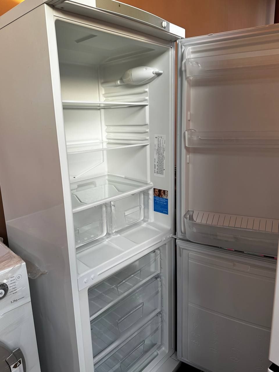 Indesit холодильник сотилади