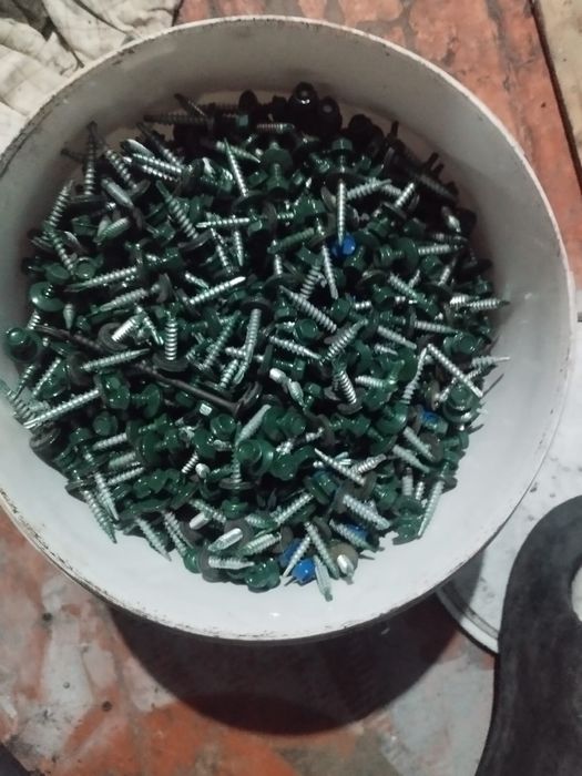 Крашенные саморезы