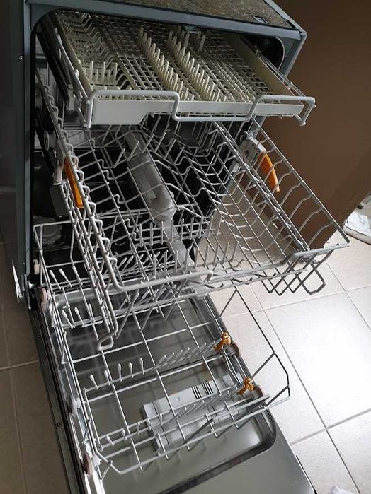 45см - Черно Miele Съдомиялна - 9 Комплекта - Частично Вграждане Тясна