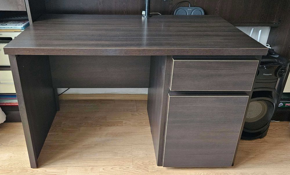 Практично бюро в цвят венге