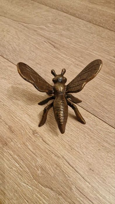 Масивна Чугунена пчела–450гр Старинен ефект.