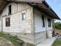 Vand casa la rosu