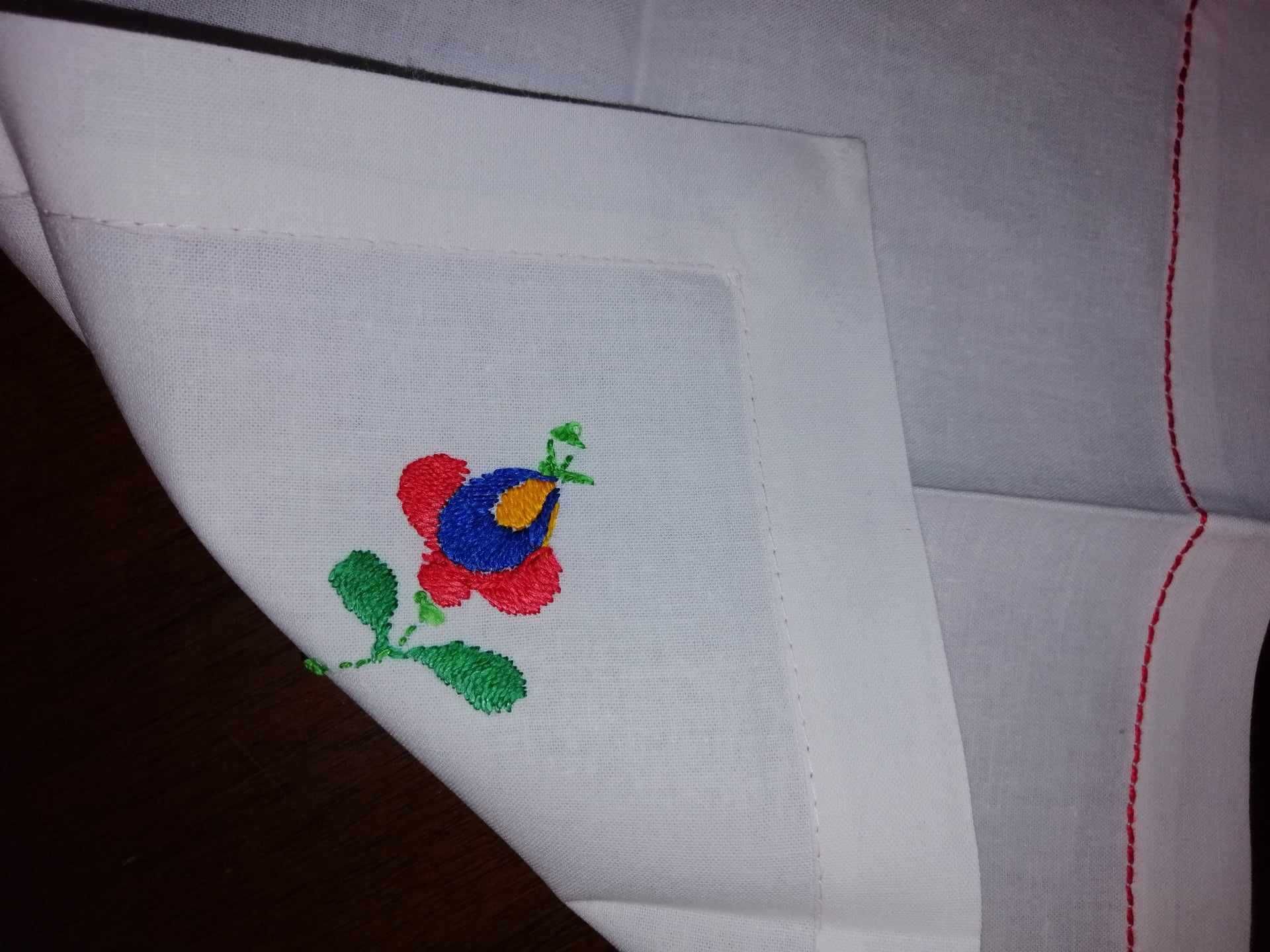 Fata de masa panza cusuta brodata cu 4 servet broderie florala