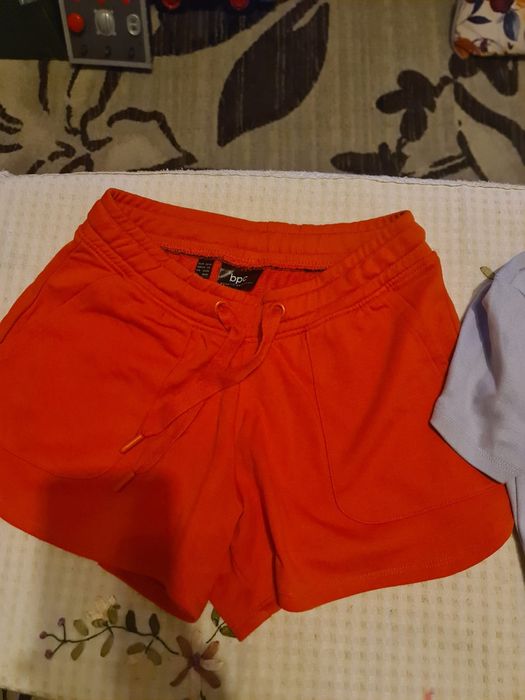 Blugi, pantaloni, dama, noi, mărime XS și S, toate la pret de 50 lei.