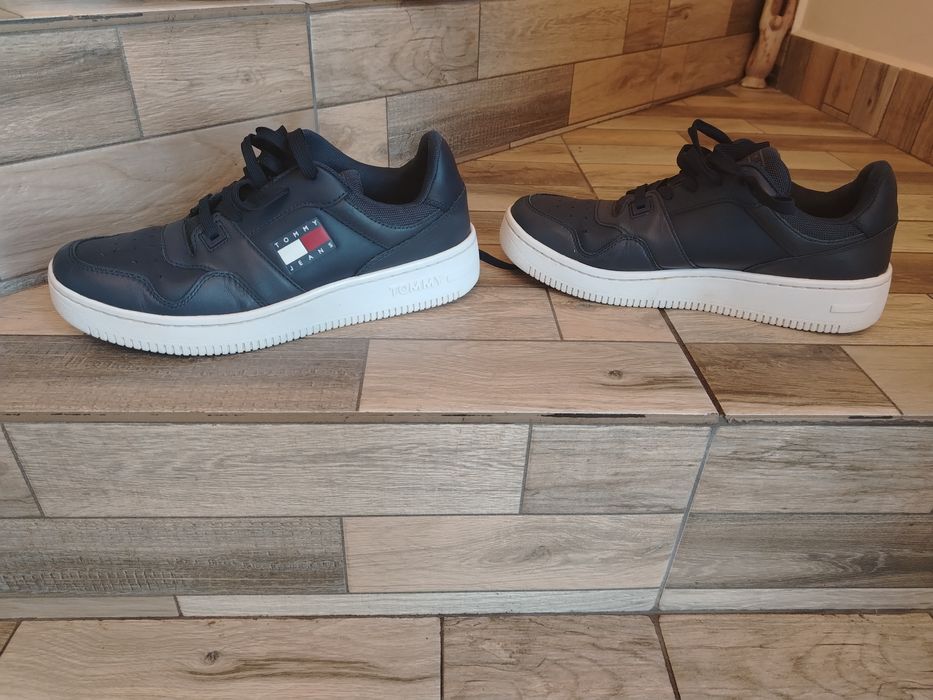 Adidași adidas albi și adidasii Tommy bleomarin