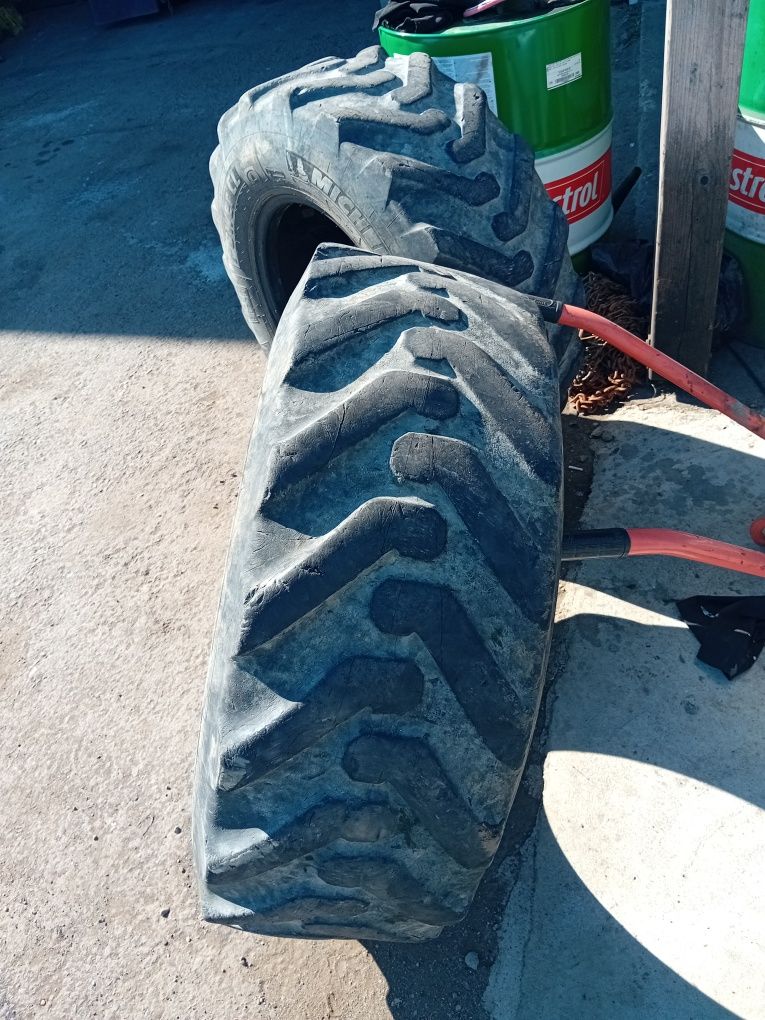 Vând cauciucuri buldoexcavator