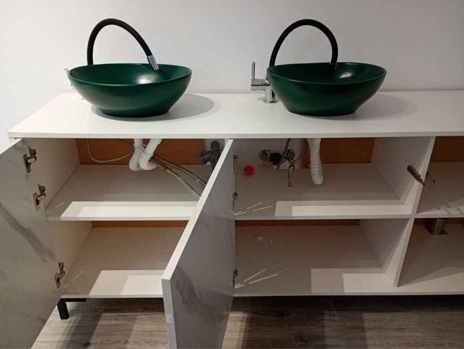 Lavoare cu mobilier inclus
