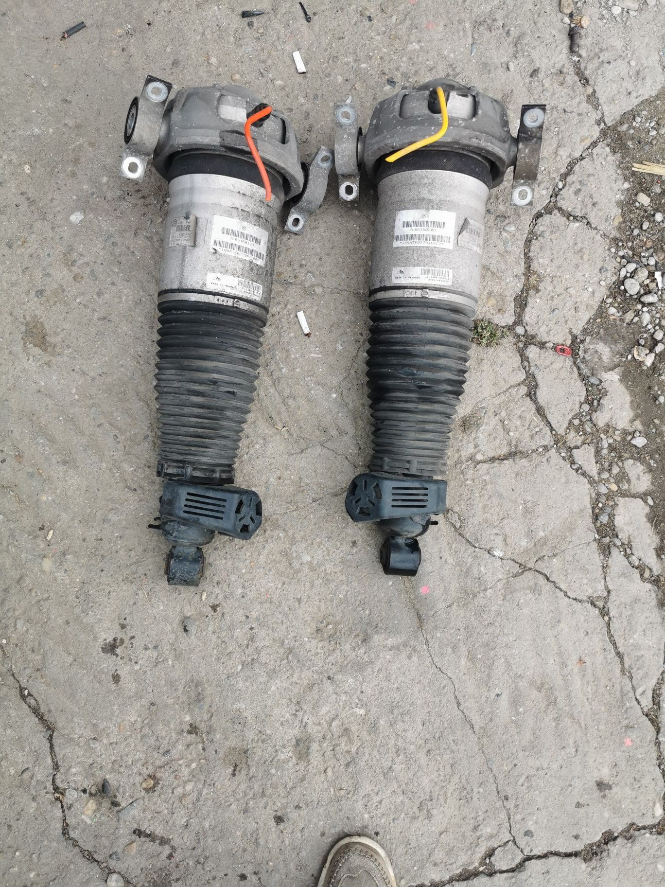 Vând amortizoare pneumatice pe spate vw touareg 3.0 tdi an 2010