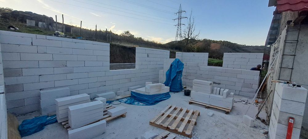 Firmă de Constructii amenajari interioare Case la rosu