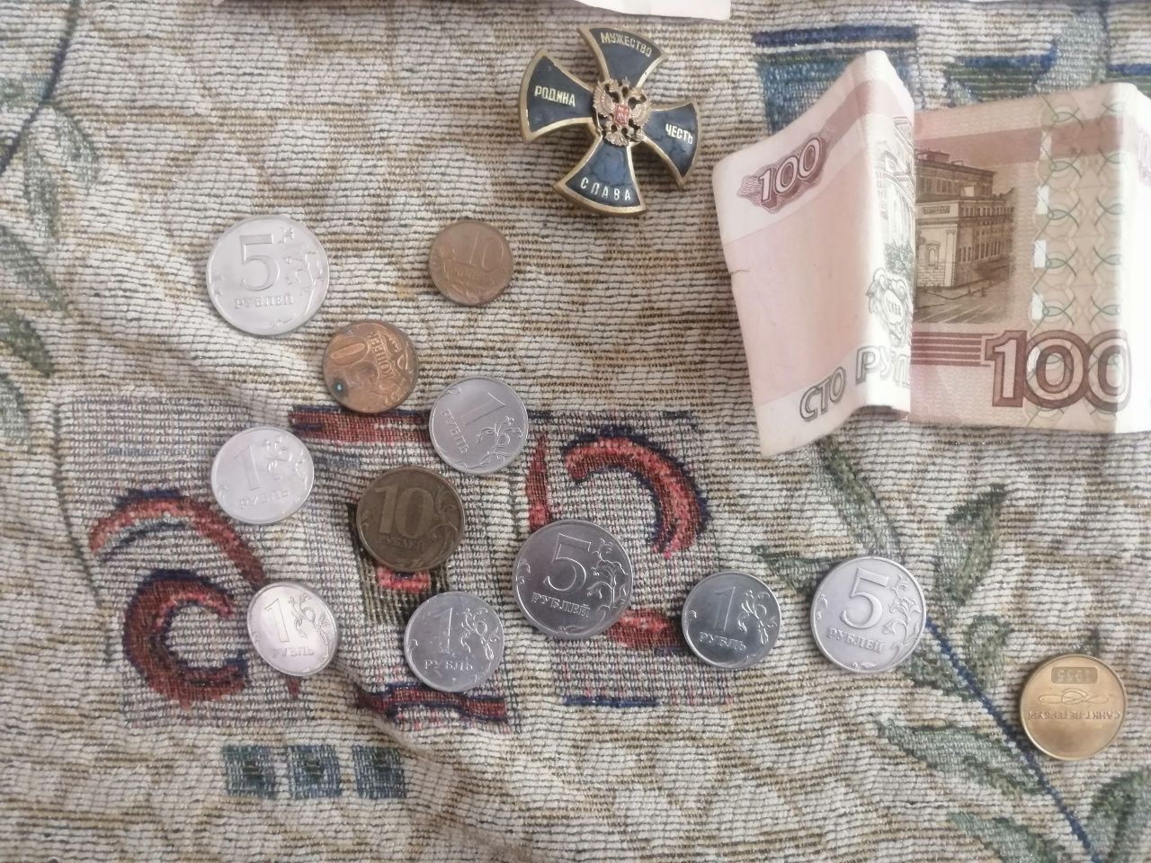 Монеты рубли гривни манаты