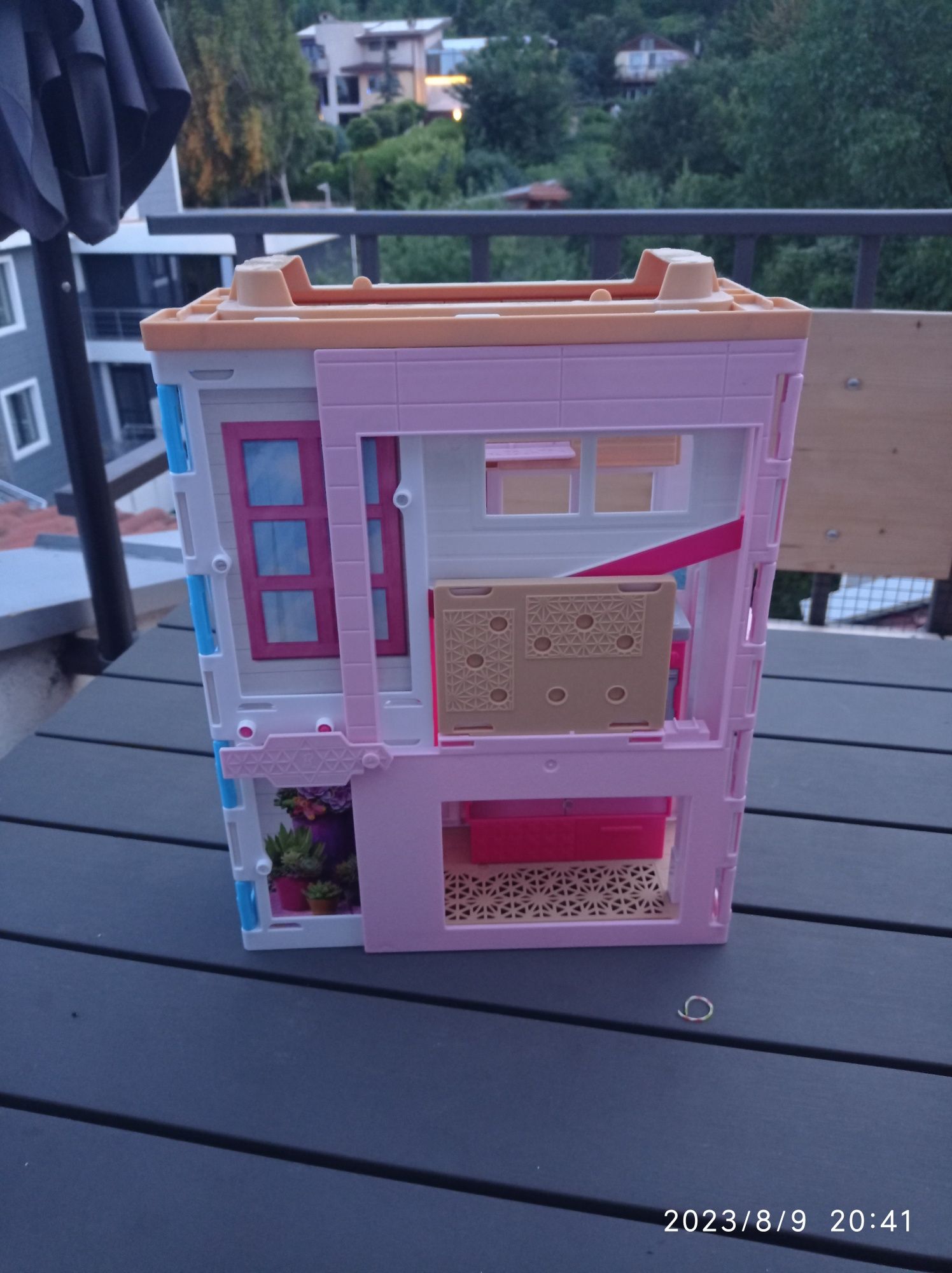 Двуетажната къща на Барби