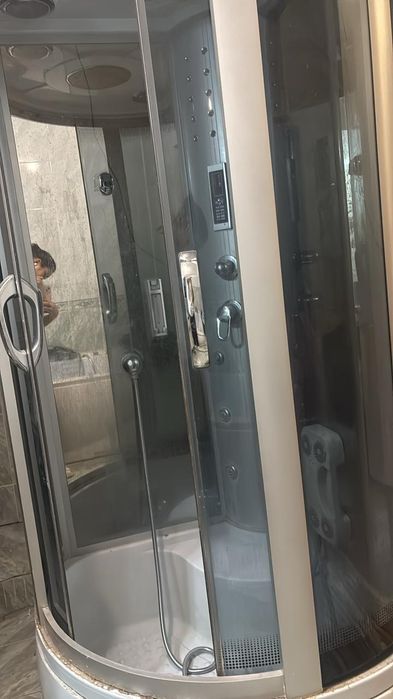 Душ кабина в хорошем состоянии