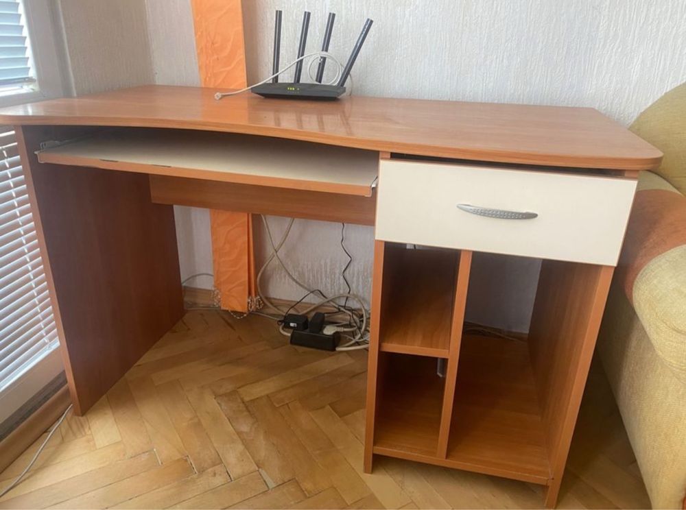 Продавам употребявано ученическо бюро