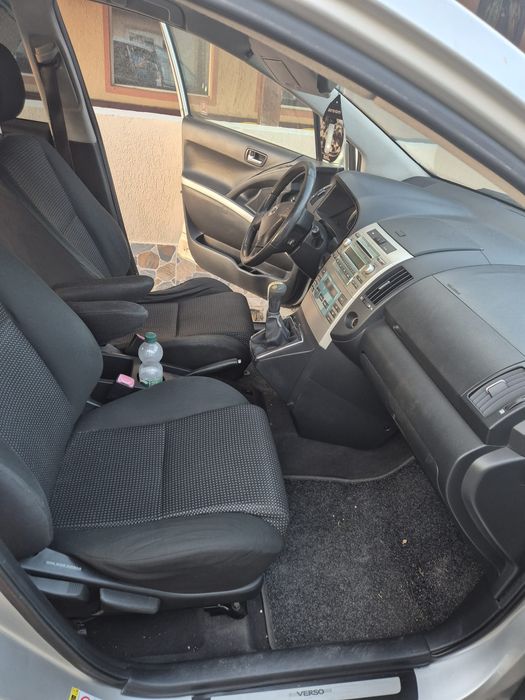 Vînd Toyota corola verso