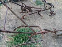 3 roti de ARO cu și 1 fără butuc și 2 prasitori